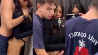 คลิปหลุดนักเรียนหลุดนักเรียนสาวแฟนหนุ่มพามาเย็ดคาห้องลองเสื้อ